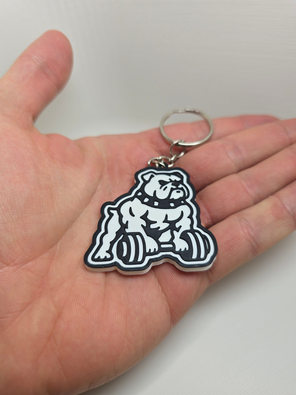 Napakowany Bulldog – brelok 3D 🐶💪