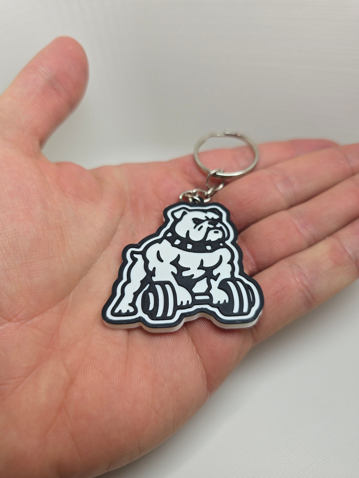 Napakowany Bulldog – brelok 3D 🐶💪